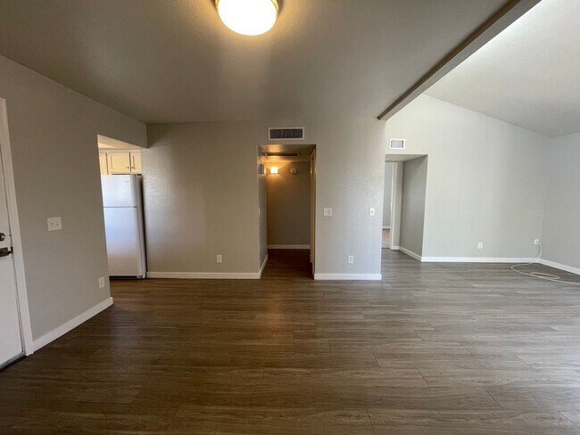 Photo - Lovely 2 Bedroom 2 Bath with Fireplace! Unidad 934 Benton