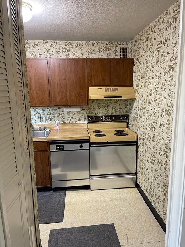 Kitchen - 1 E University Pky Unit 306