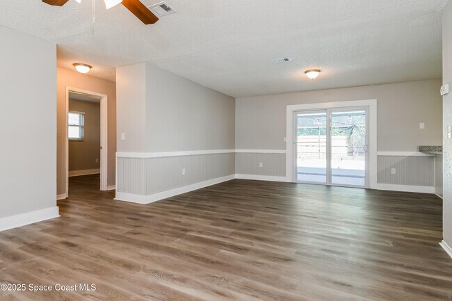 Photo - 6342 Brack St