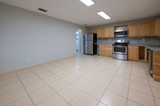 Photo - 331 NE 49th St