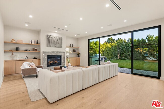 Photo - 11748 La Maida St