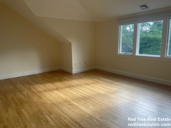 Photo - 901 W Roxbury Pky