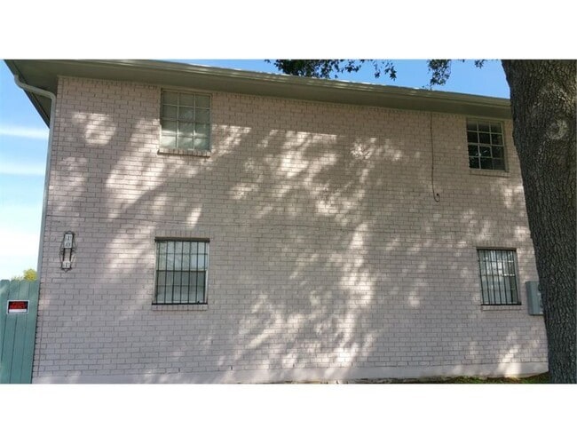 Building Photo - 10921 Roger Dr