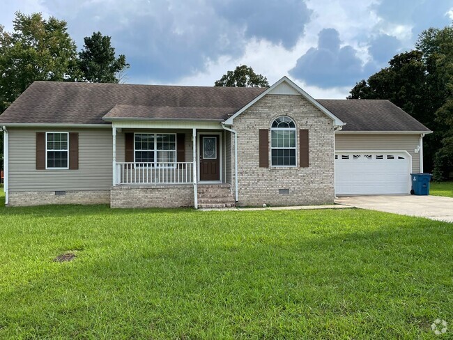 Building Photo - Spacious Home in the Center of Town