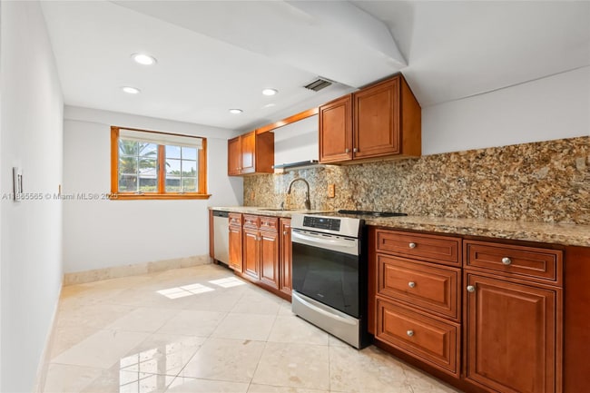 Photo - 2530 Okeechobee Ln
