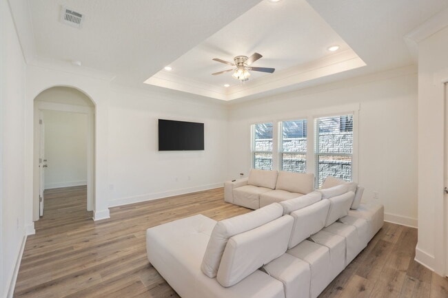 Photo - 807A Cedar Ave S