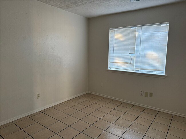 Photo - 2114 W Greens Rd