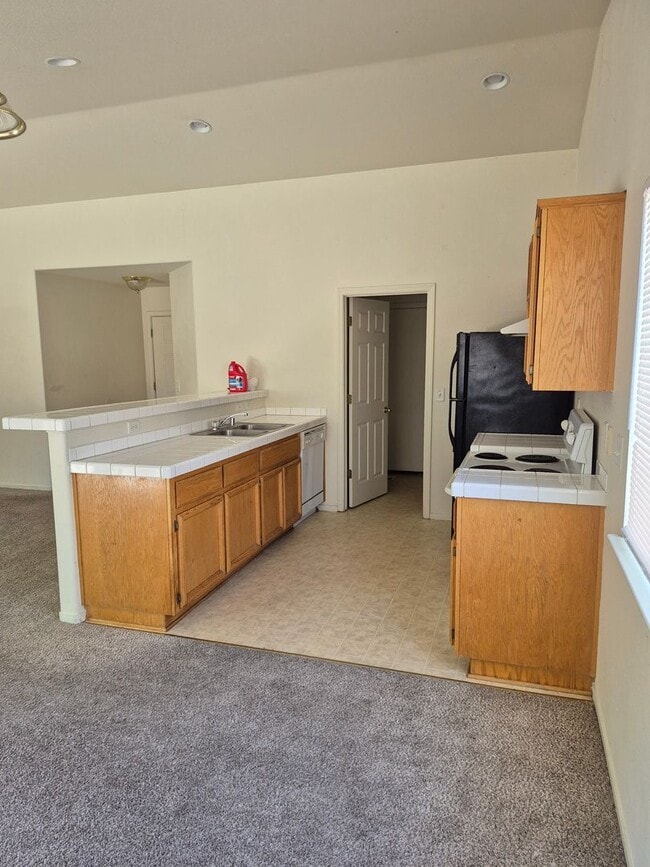 Photo - 290 Emigrant Way