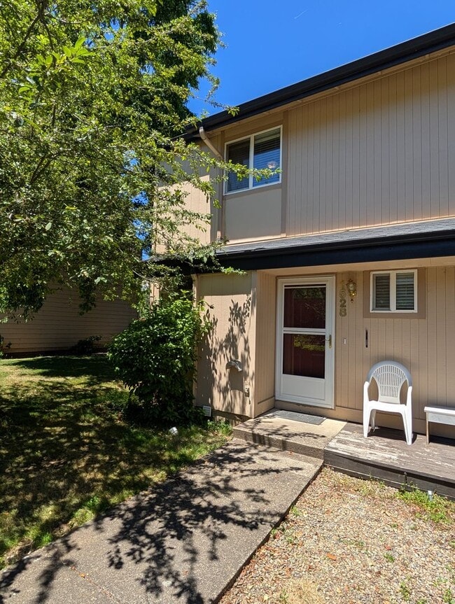 Building Photo - Nice 2 bed/1.5 bath condo in West Eugene
