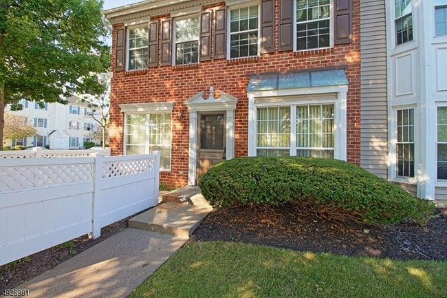 Photo - 361 Hadleigh Ln