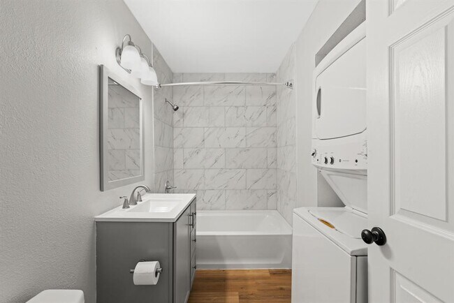 Building Photo - 915 Avenue E Rental