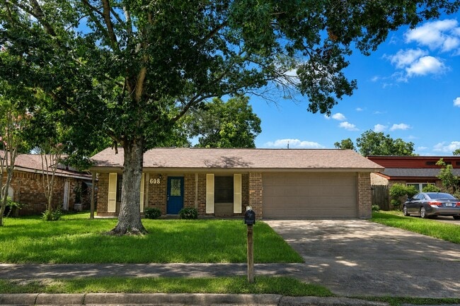 Building Photo - 608 N Plantation Dr
