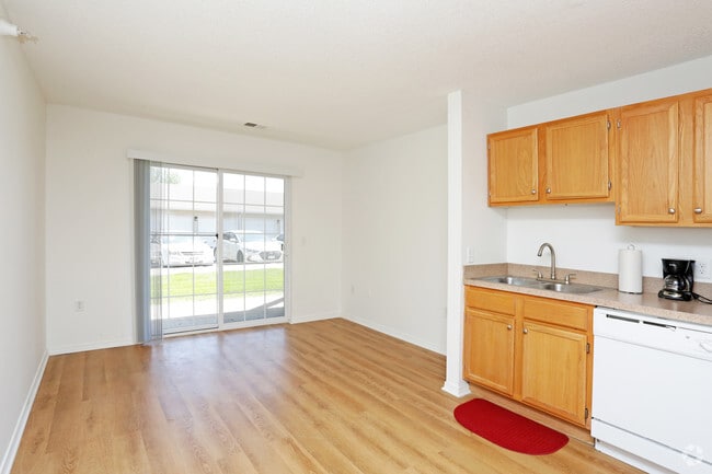 1BR, 1BA - 572 SF - Living Room