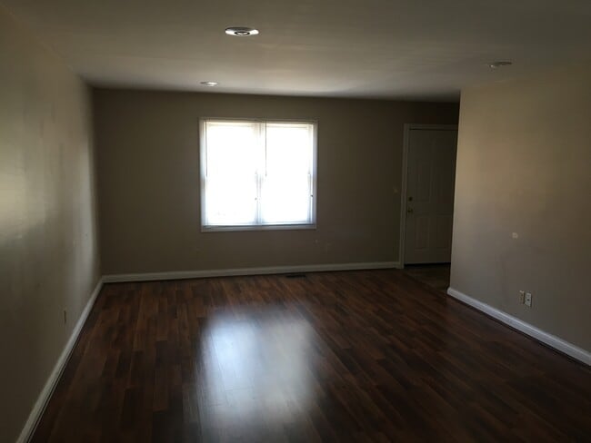 Photo - 426 College St