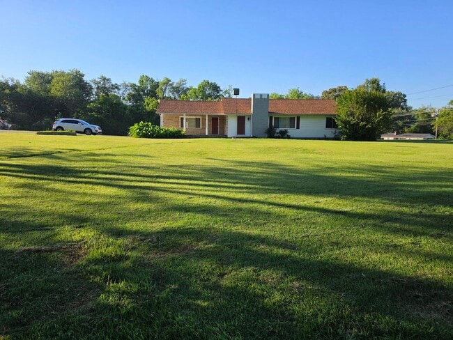 Building Photo - 3 bedrooms 2 bath