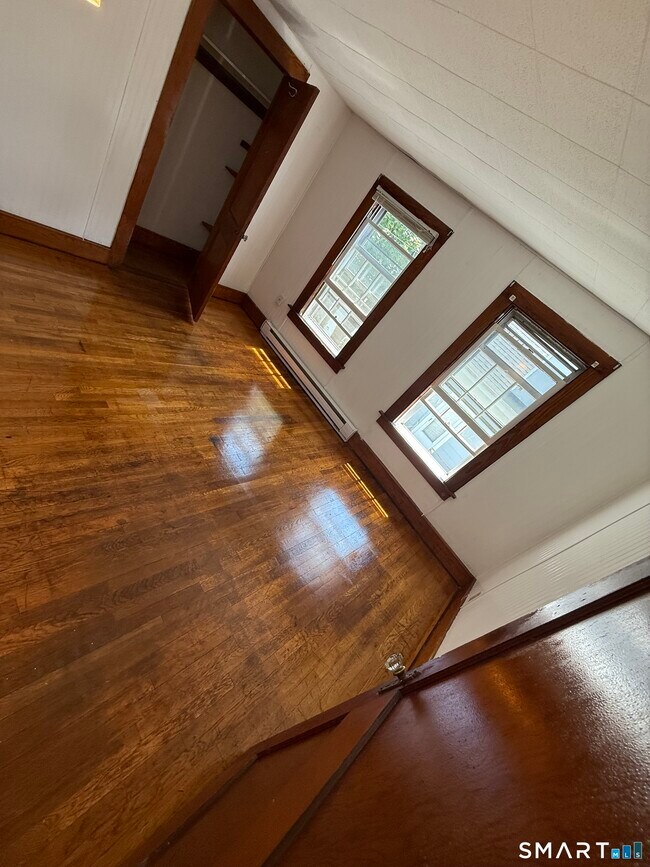 Building Photo - 142 Montauk Ave Unit 3rd Floor