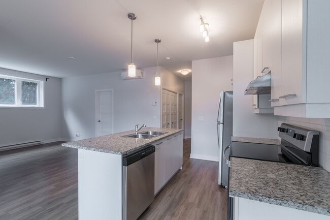 Building Photo - 1800 Rue Victoria Unit 101
