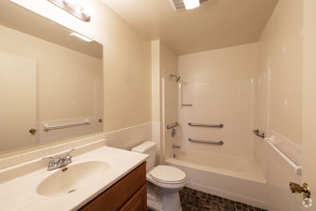 2BR, 1BA - 838SF - Bathroom - Serafini Village
