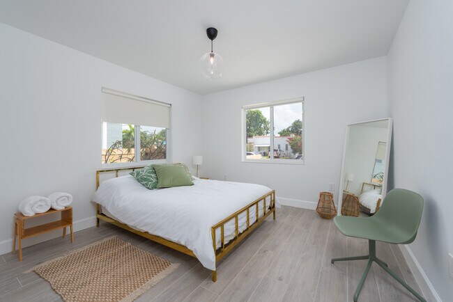Photo - 561 NW 50th St