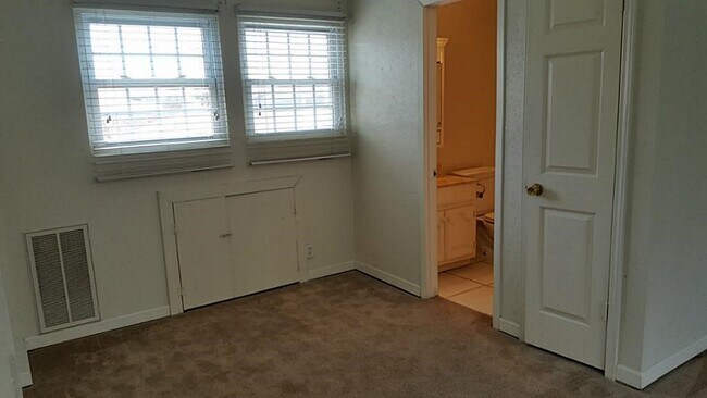 Photo - 1014 Graham Dr Unit J4