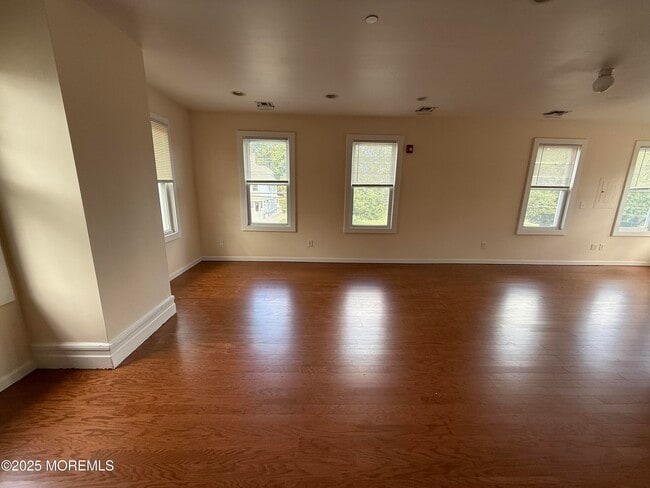 Photo - 210 Broad St