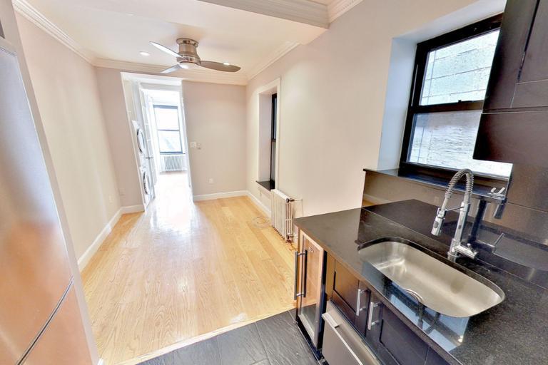 Photo - 325 E 5th St