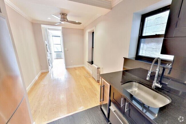 Building Photo - 325 E 5th St Rental