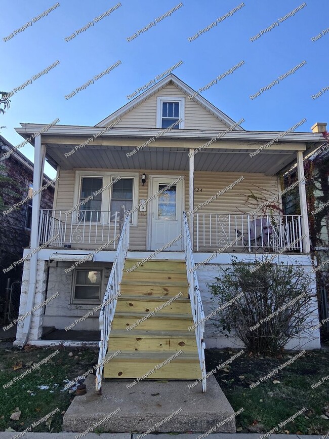 Building Photo - Freshly Painted 3 Bedroom