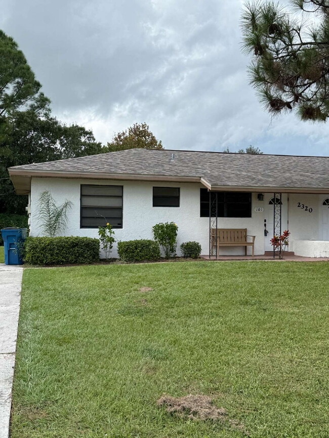 Building Photo - Cozy 2 bedroom duplex with screened patio Unit 101