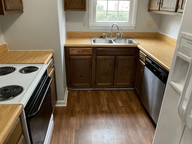 Photo - Charming 2 bedroom 1.5 bath town home loca...