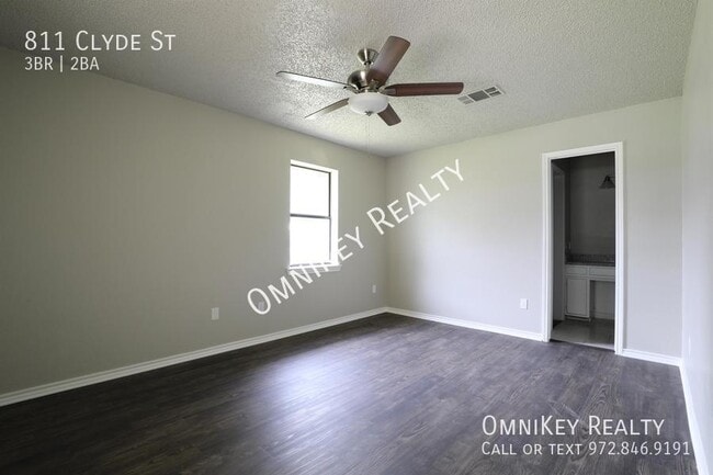 Photo - 811 Clyde St