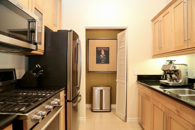 Building Photo - ONE BEDROOM CONDO WITH LUXURY AMENITIES