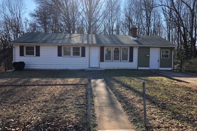 Building Photo - One Level House Near Randolph College
