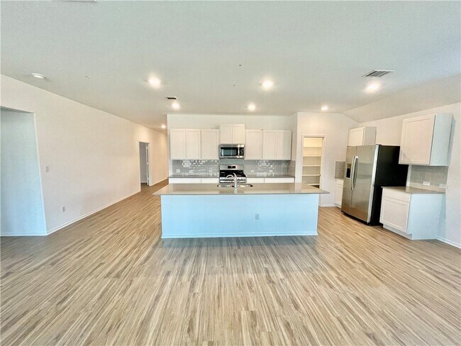 Photo - 1721 Devine Lake Bnd