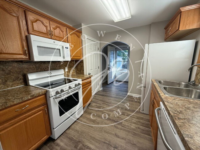 Photo - 2037 Berdan Ave