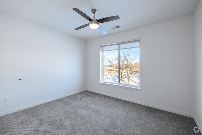 1BR, 1BA - 811SF - Primary Bedroom - TreeHouse