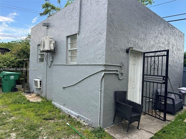 Building Photo - 1234 NW 52nd St Unit REAR