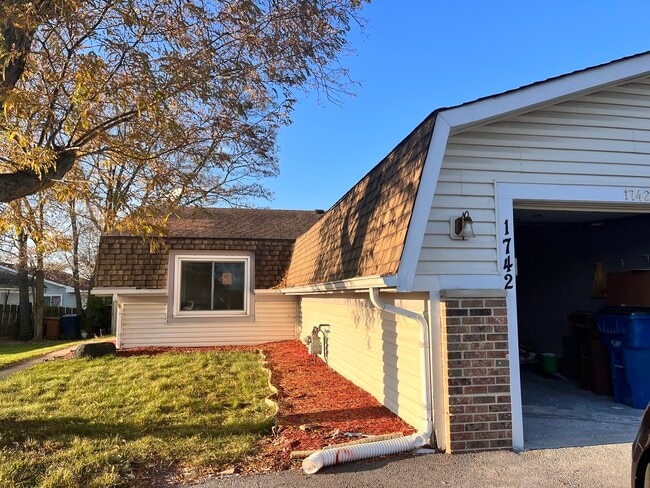 Building Photo - 1742 Amherst Cir Unit 1742