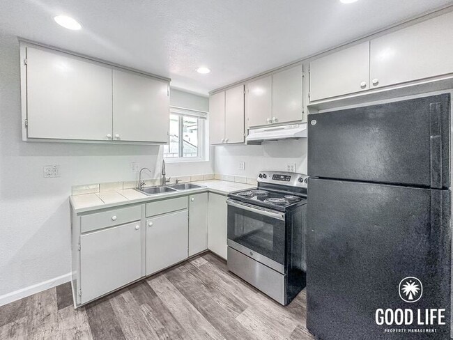 Photo - 329 W 14th St