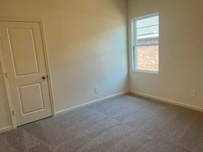 Building Photo - A beautiful home featuring an updated kitchen, modern washroom, excellent flooring, and a welcomi...