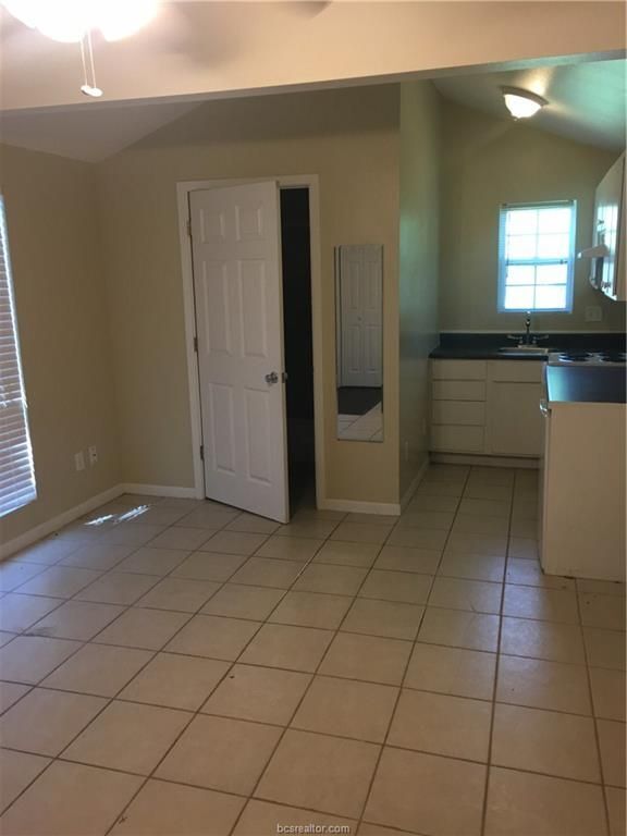 Photo - 500 Nagle St