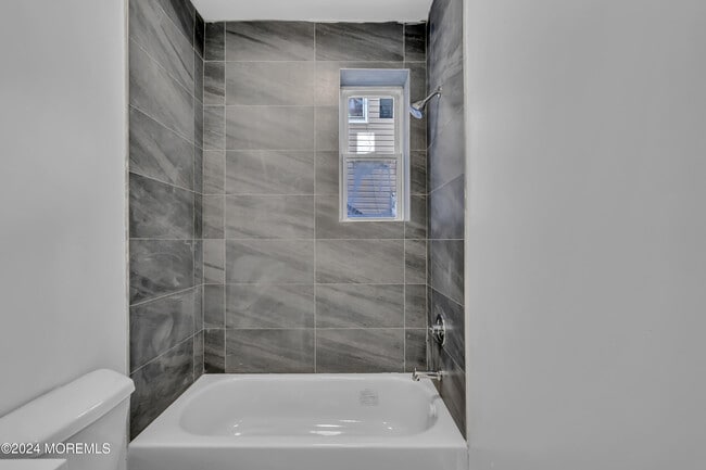 Building Photo - 922 4th Ave Unit 2A