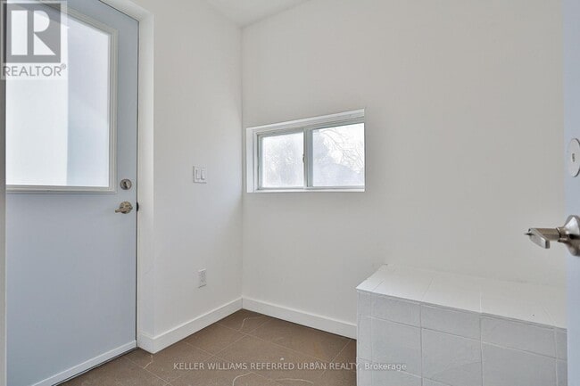 Photo - 786 Gladstone Ave