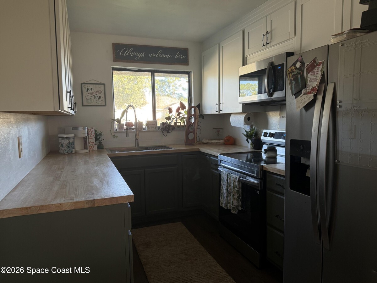 Photo - 486 Evergreen St NE