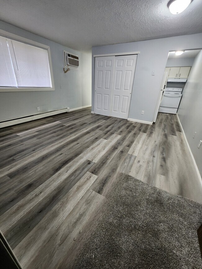 Photo - 59-95 E Clark St