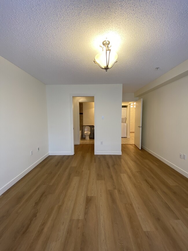 Photo - 790-790 Kingsmere Crescent SW Unit 1