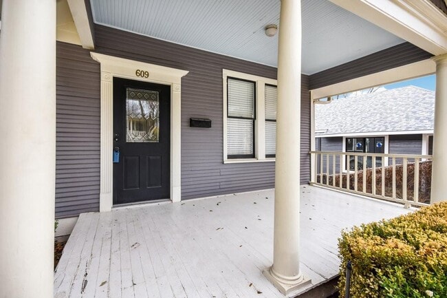 Photo - 609 Harthan St