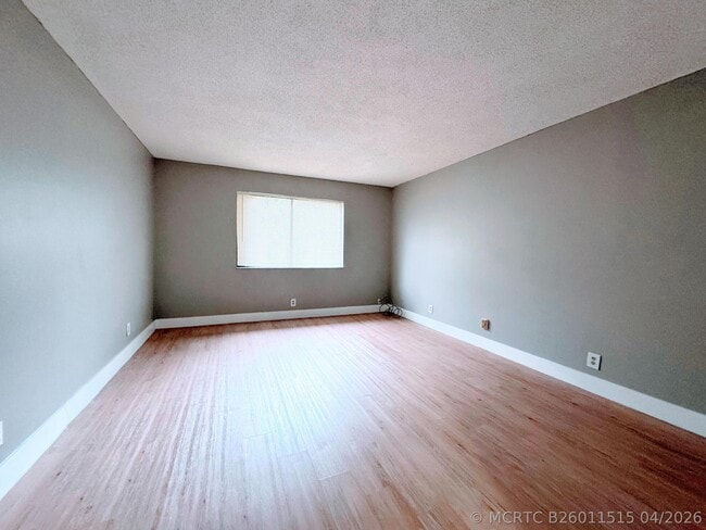 Building Photo - 193 Lakeview Dr Unit 205