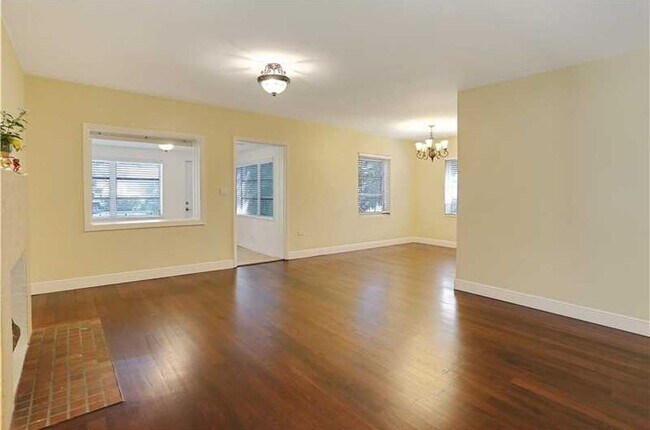 Welcoming Living Space - 732 Mendoza Ave