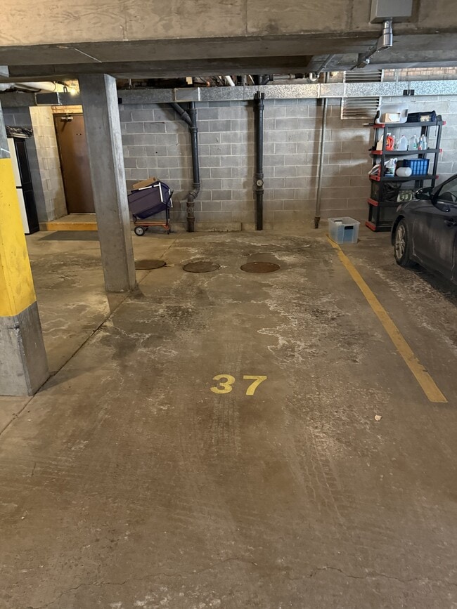 Plaza de aparcamiento interior asignada - 110 S Dunton Ave Unidad 3C